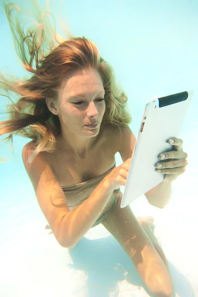 Γυναίκα χρησιμοποιώντας ένα tablet pc, υποβρύχια — Φωτογραφία Αρχείου