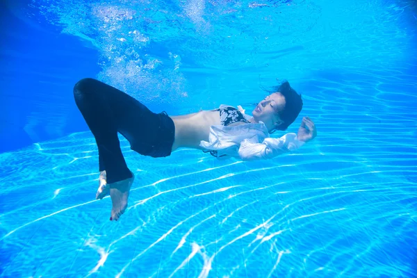 Woman wearing a jeans underwater — Stock Photo, Image