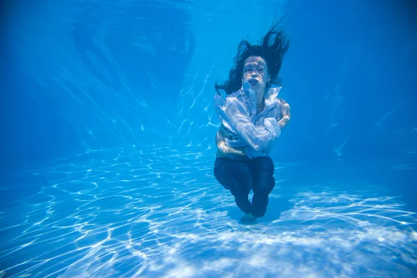 Frau trägt Jeans unter Wasser — Stockfoto