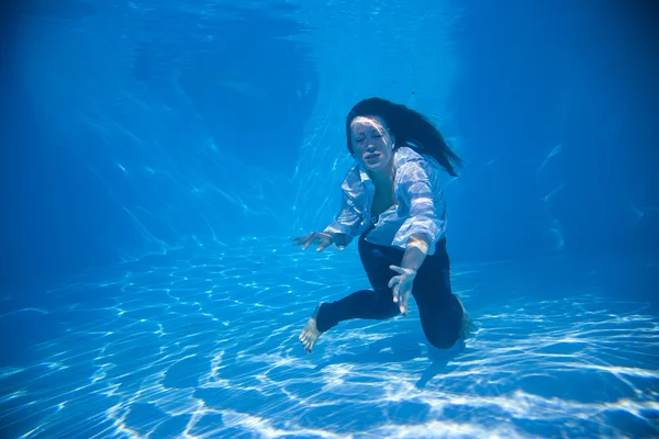 Frau trägt Jeans unter Wasser — Stockfoto