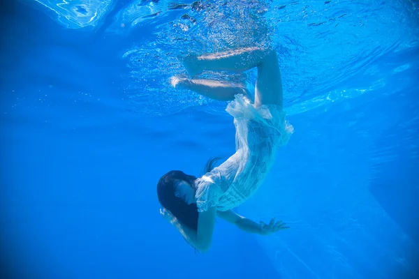 Frau trägt weißes Kleid unter Wasser — Stockfoto