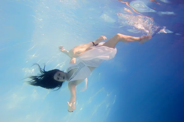 Mujer con un vestido blanco bajo el agua — Foto de Stock