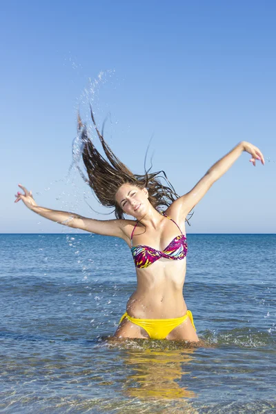 Morena na água acenando cabelo — Fotografia de Stock