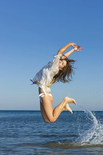 Bruna in acqua agitando i capelli — Foto Stock