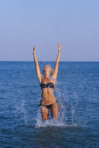 Blondine im Wasser mit wehendem Haar — Stockfoto