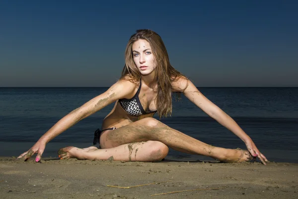 Model op strand bij nacht — Stockfoto