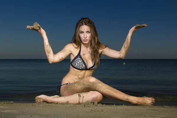 Model op strand bij nacht — Stockfoto