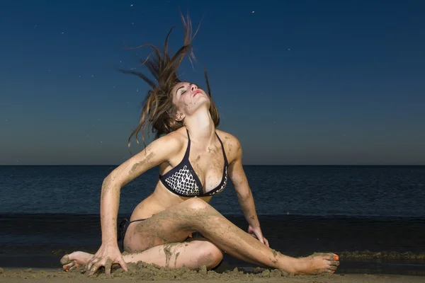 Model op strand bij nacht — Stockfoto