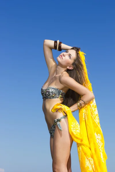 Photo of a young woman by the sea — Stock Photo, Image