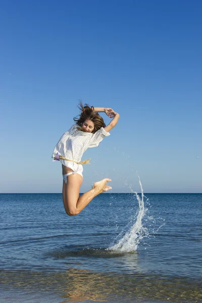 Brünette im wasser wedeln haar Stockbild