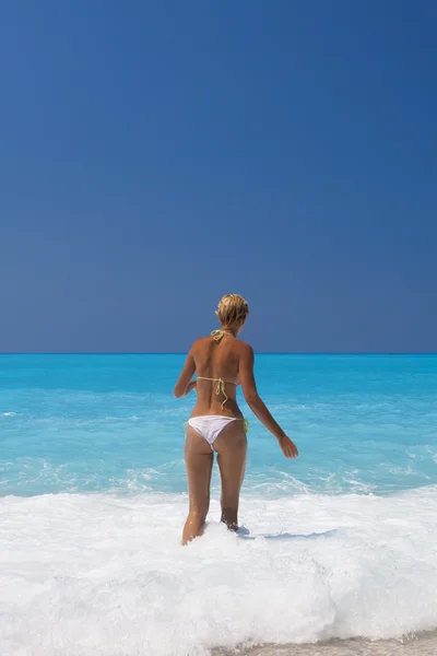 Mujer en el mar — Foto de Stock