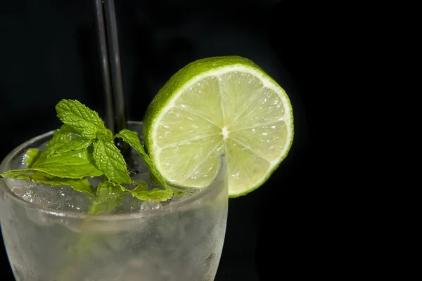 Frischer Cocktail vor schwarzem Hintergrund — Stockfoto