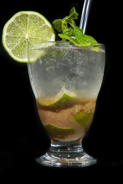 Cocktail fresco sobre fundo preto — Fotografia de Stock