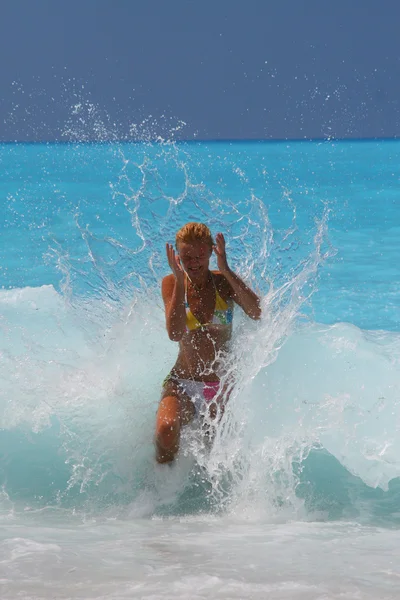 Mujer disfrutando del mar —  Fotos de Stock