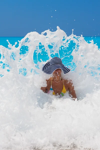 Mulher desfrutando do mar — Fotografia de Stock