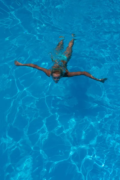 Jonge vrouw bij het zwembad — Stockfoto