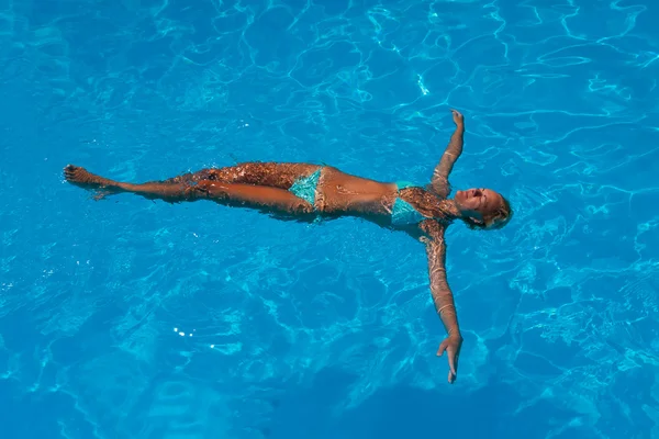 Jonge vrouw bij het zwembad — Stockfoto