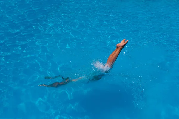 Yüzme havuzunda genç kadın — Stok fotoğraf