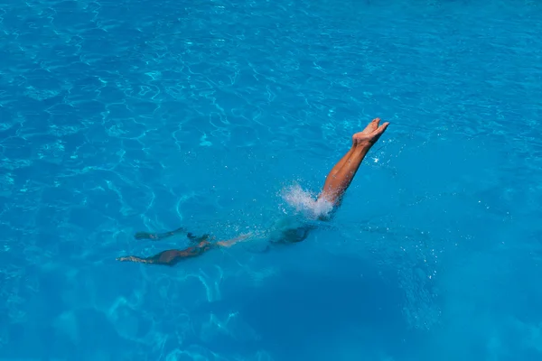 Junge Frau im Schwimmbad — Stockfoto