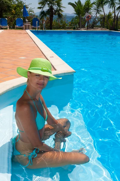 Fiatal nő, a medence mellett — Stock Fotó