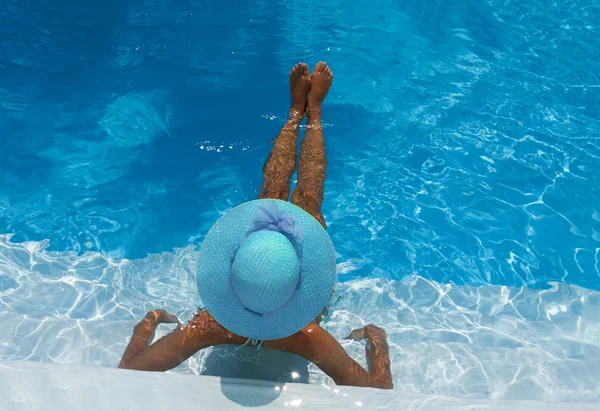 Mujer relajándose en una piscina Fotos de stock libres de derechos