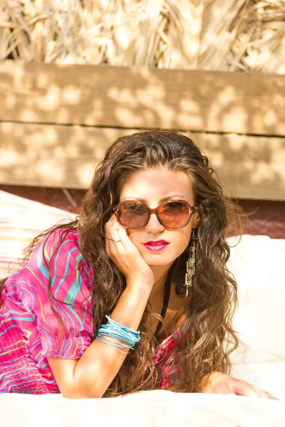 Mujer en el salón de verano — Foto de Stock