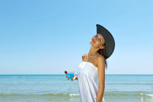 Femme au bord de la mer — Photo