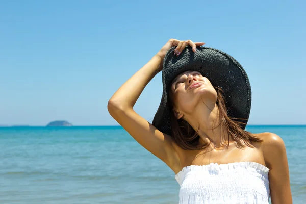 Vrouw door de zee — Stockfoto