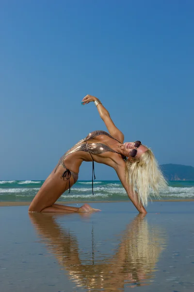 Vrouw op het strand — Stockfoto