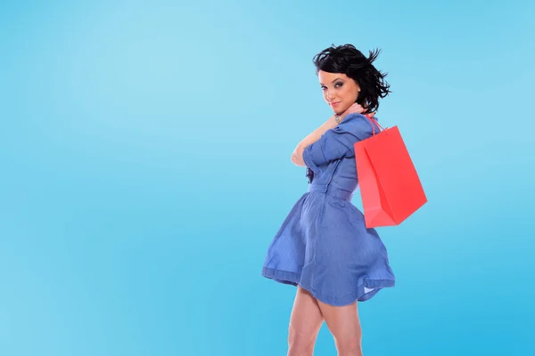 Un cliché d'une femme faisant du shopping — Photo