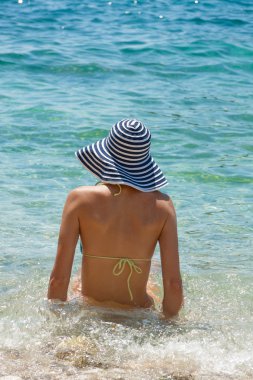 Sahildeki Çekici Kadın