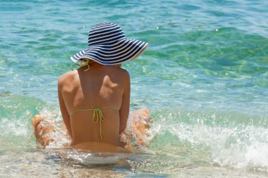 Sahildeki Çekici Kadın