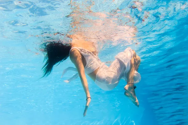 Młoda kobieta pod wodą w basenie — Zdjęcie stockowe