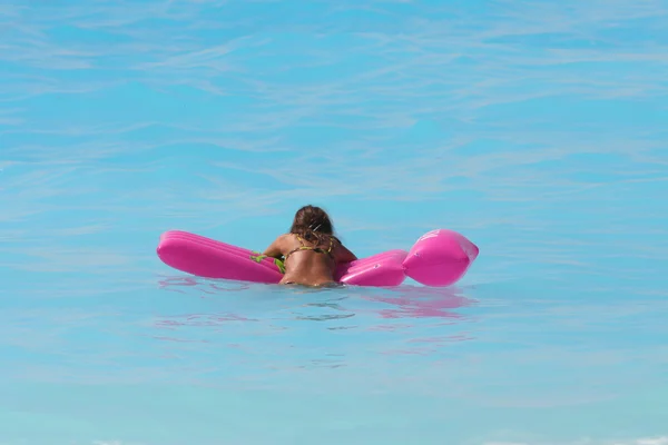 Mulher flutuando no lilo no mar — Fotografia de Stock