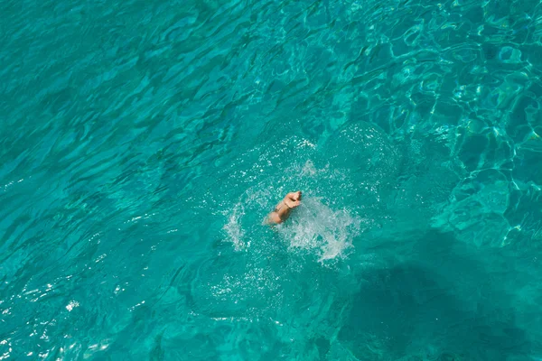 Bella giovane donna che si tuffa nel mare — Foto Stock