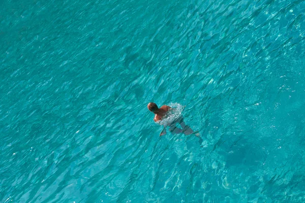 Hermosa joven buceando en el mar — Foto de Stock