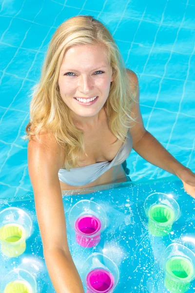 Vrouw ontspannen bij het zwembad — Stockfoto