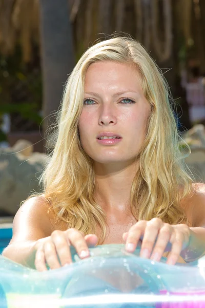 Woman relaxing at the swimming pool — Stock Photo, Image