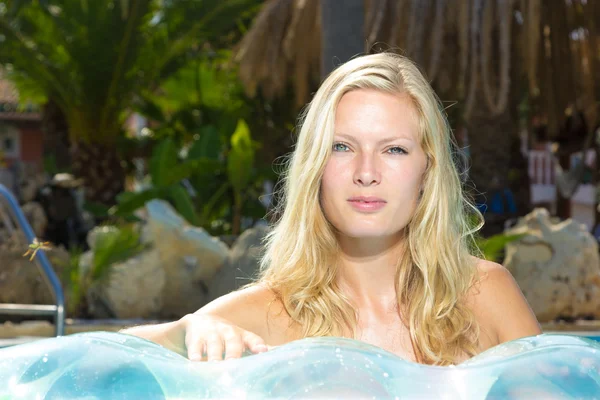 Woman relaxing at the swimming pool — Stock Photo, Image