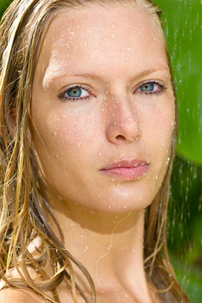 Donna sotto la doccia tropicale — Foto Stock