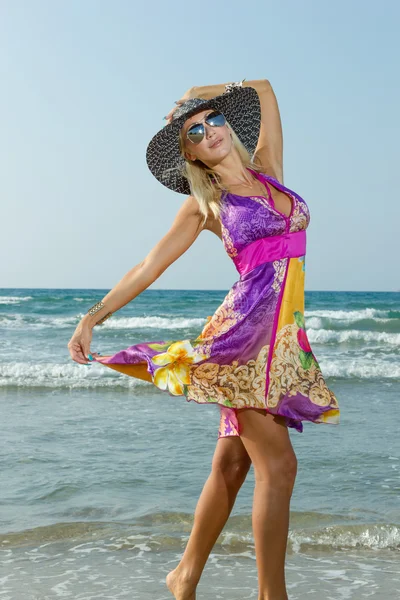 Vrouw op het strand — Stockfoto