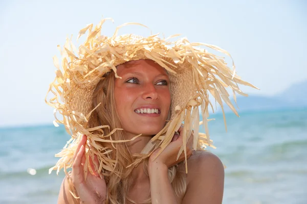 Kvinna på stranden — Stockfoto