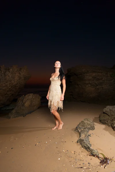 Schöne junge Frau am Strand — Stockfoto