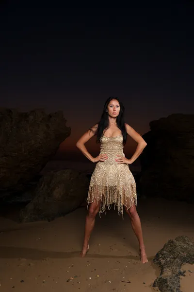 Schöne junge Frau am Strand — Stockfoto