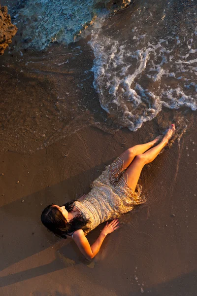 Belle jeune femme sur la plage — Photo