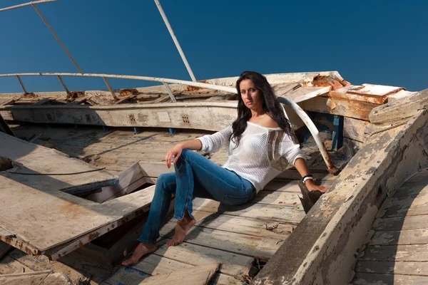 Äldre modell poserar vid skeppsbrott — Stockfoto