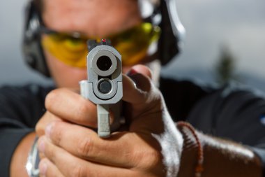 açık bir atış poligonuna üzerinde çekim adam