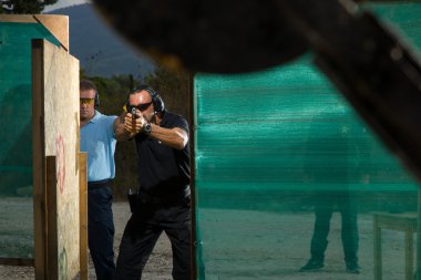 açık bir atış poligonuna üzerinde çekim adam