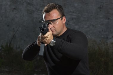 açık bir atış poligonuna üzerinde çekim adam