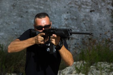 açık bir atış poligonuna üzerinde çekim adam